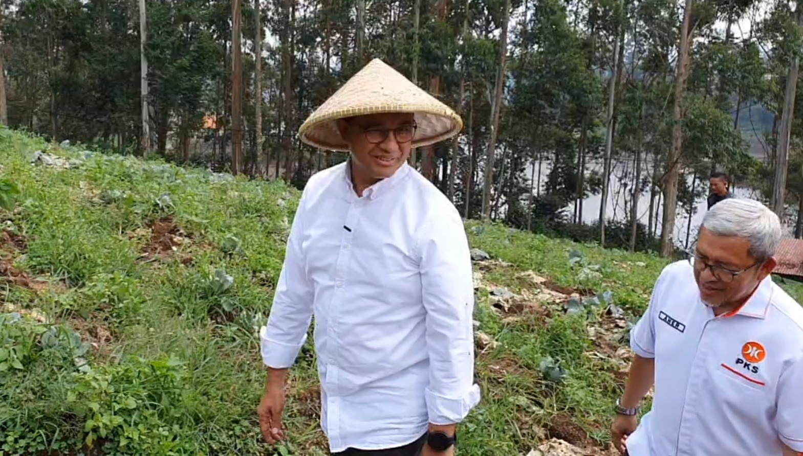 Anies Baswedan mengunjungi pabrik pengolahan hasil susu menjadi keju