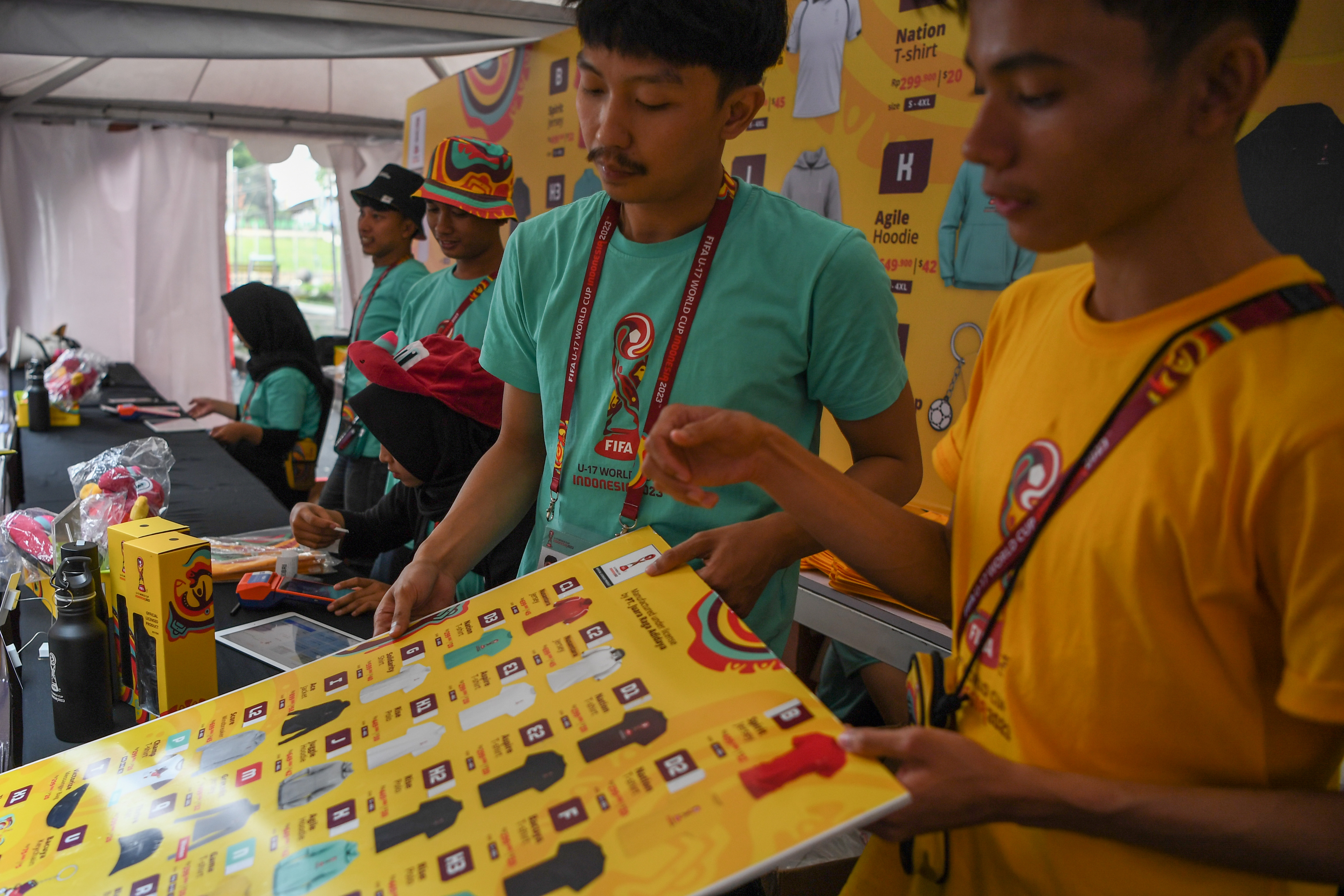 Penjualan suvenir Piala Dunia U-17 di Stadion si Jalak Harupat, Soreang, Kabupaten Bandung.