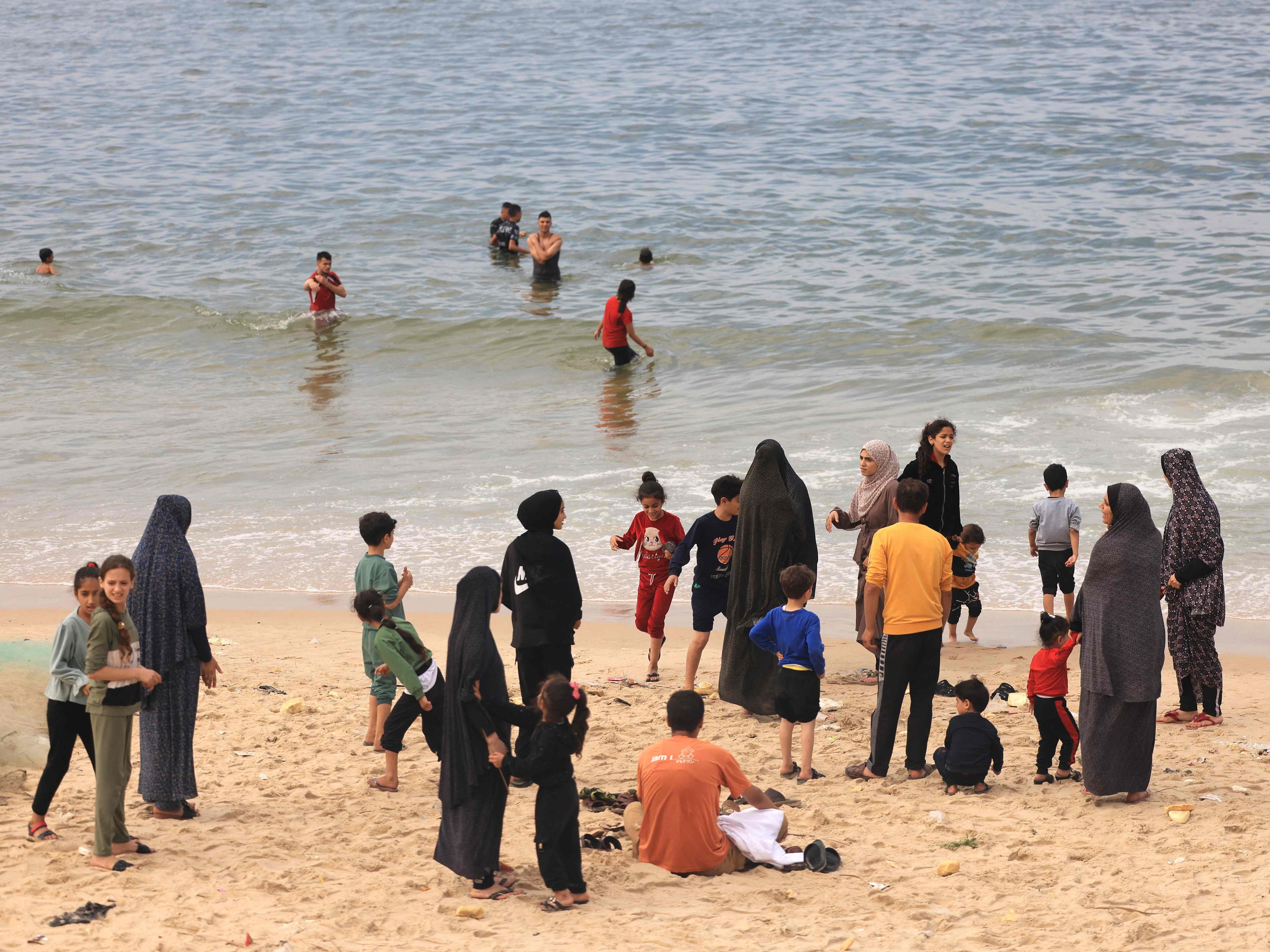 Warga Palestina berkumpul di pantai untuk mandi, mencuci dan mencuci peralatan memasak menggunakan air laut.