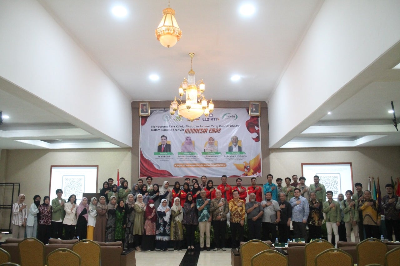 Pembicara berfoto bersama dengan peserta diskusi seusai diskusi publik di Universitas Djuanda, Bogor, Jawa Barat.