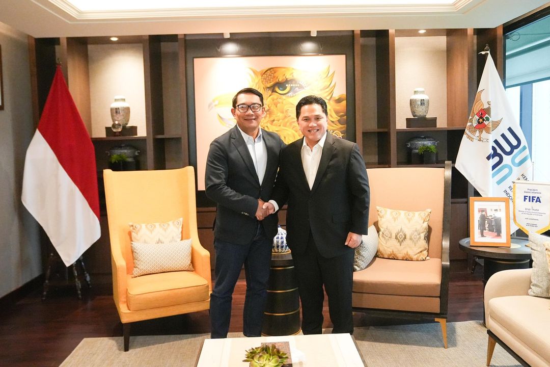 Menteri BUMN Erick Thohir (kanan) saat bertemu dengan Mantan Gubernur Jawa Barat Ridwan Kamil.