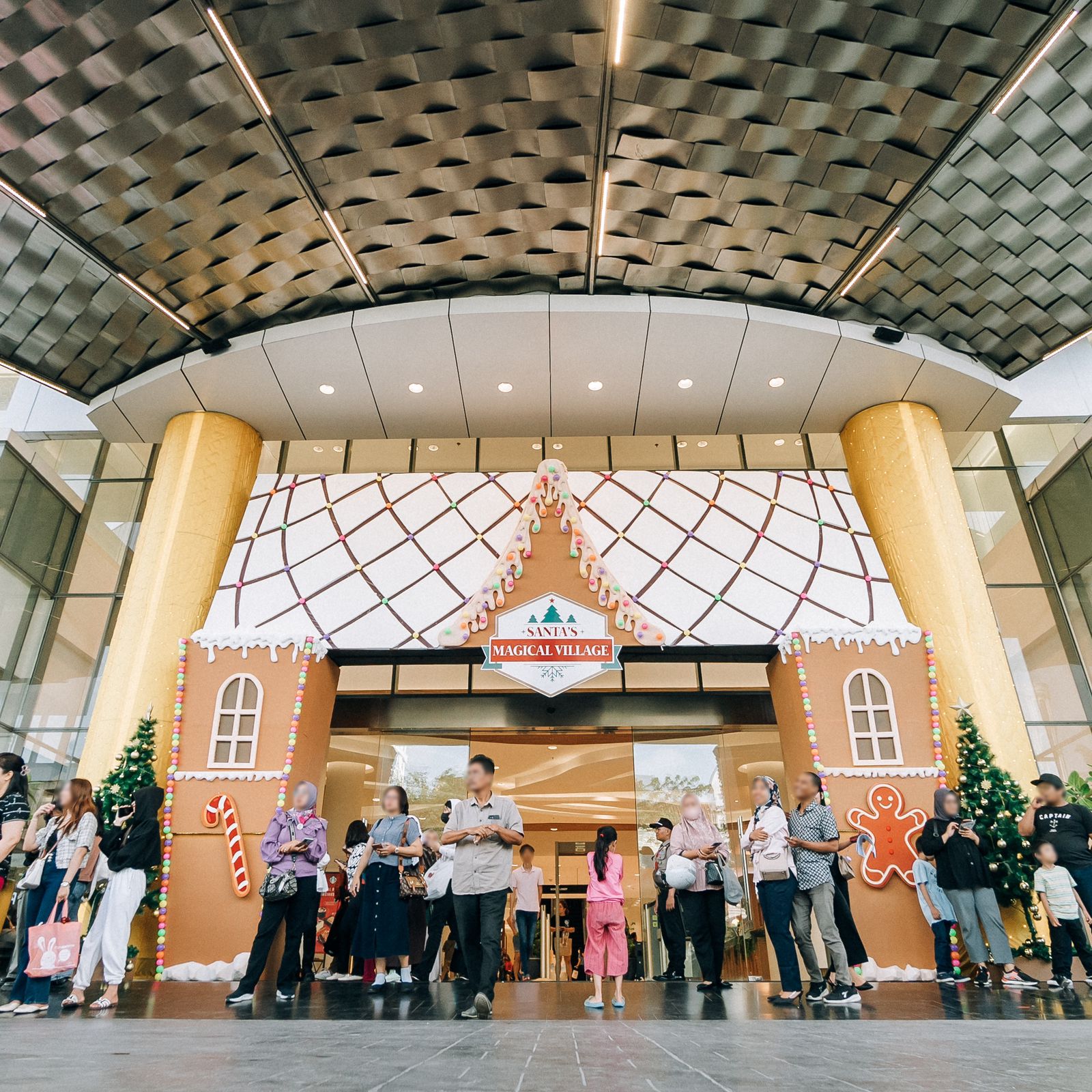 PT. Lippo Malls Indonesia (LMI) menghadirkan tema “Santa’s Magical Village” pada perayaan Natal dan musim liburan Natal serta tahun baru. 