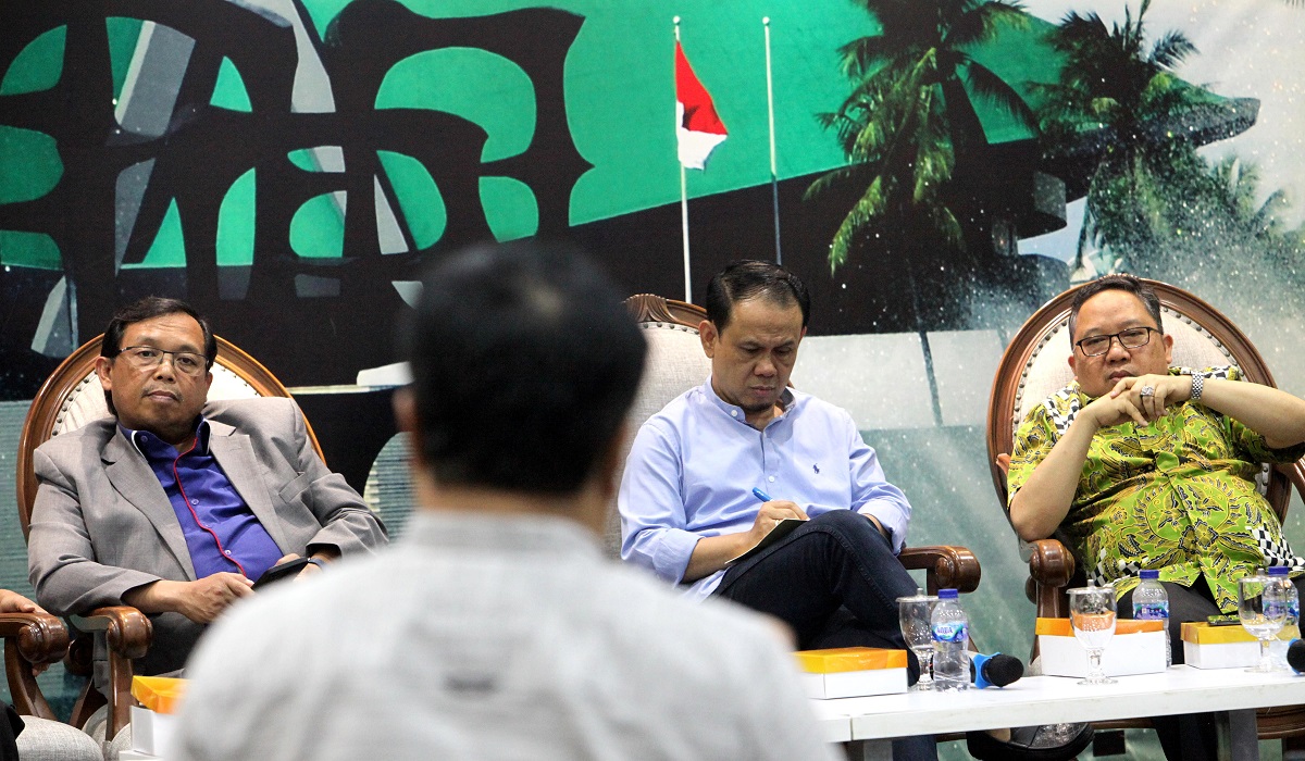Anggota DPR Fraksi PPP Syaifullah Tamliha (kanan), Fraksi Demokrat Herman Khaeron (kiri), Sekjen Partai Gelora Mahfuz Sidik (tengah)