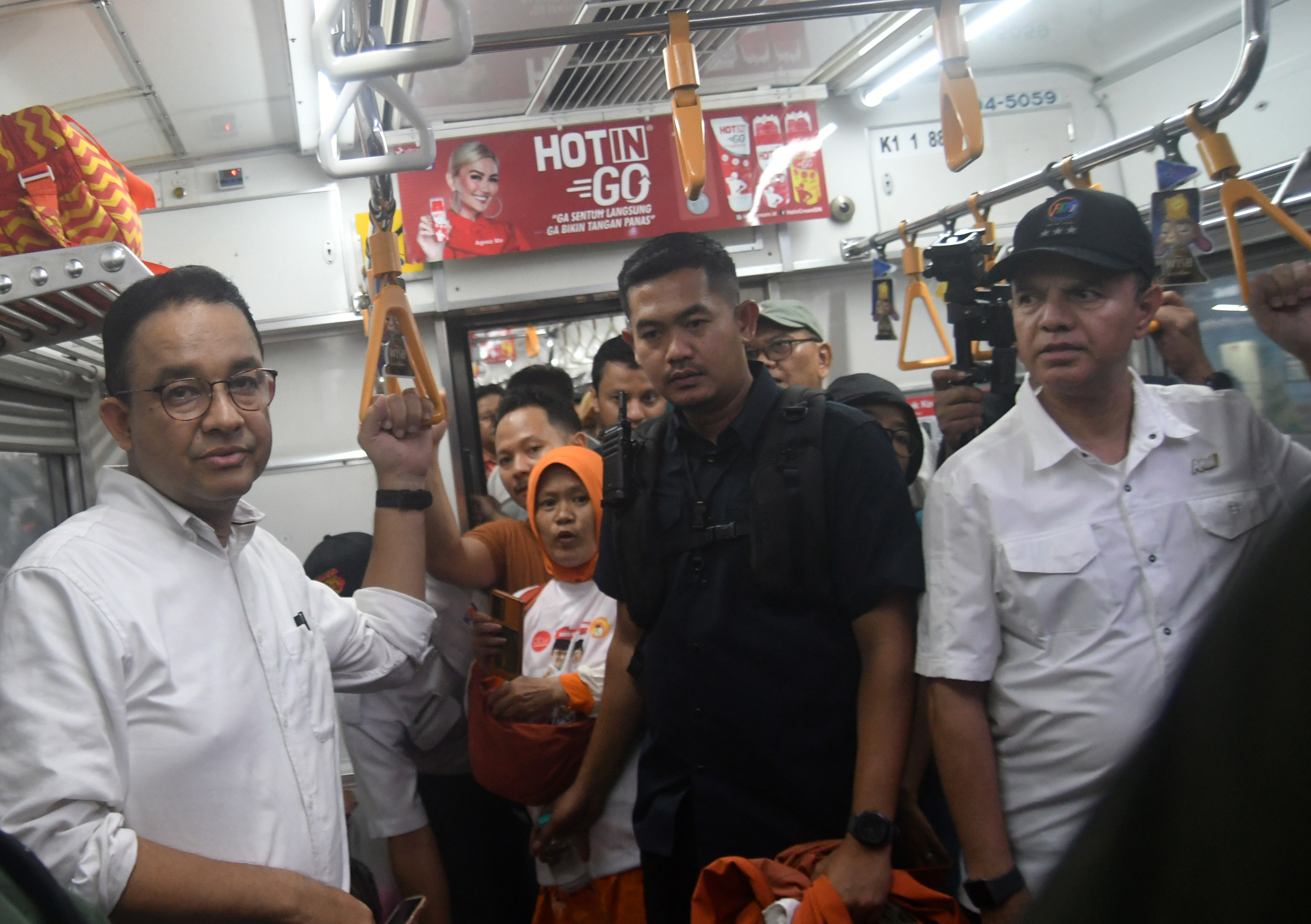 Anies Baswedan Kunjungi Petani Kol di Pangalengan