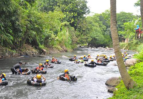 Area wisata tubing menyusuri arus sungai Pusur di wilayah Klaten dan Boyolali, Jawa Tengah. 