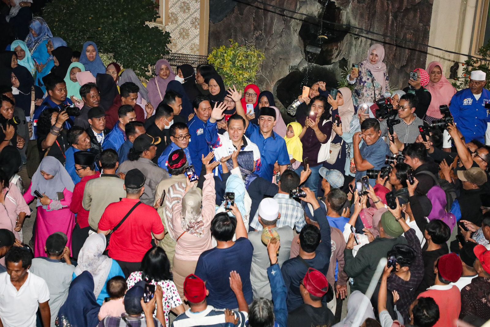 Ketua Umum Partai Demokrat Agus Harimurti Yudhoyono (AHY) (tengah) saat bertemu warga Jakarta Timur