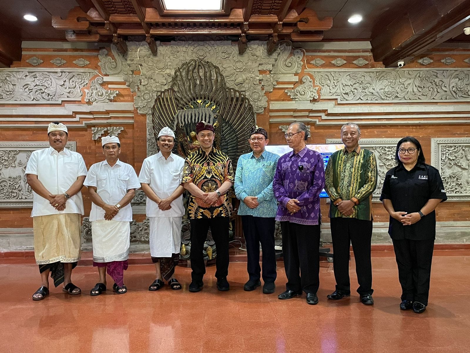 Founder ESQ Group Ary Ginanjar Agustian saat menyerahkan 2 penghargaan kepada Pemprov Bali yang diwakili oleh Sekda  Dewa Made Indra.