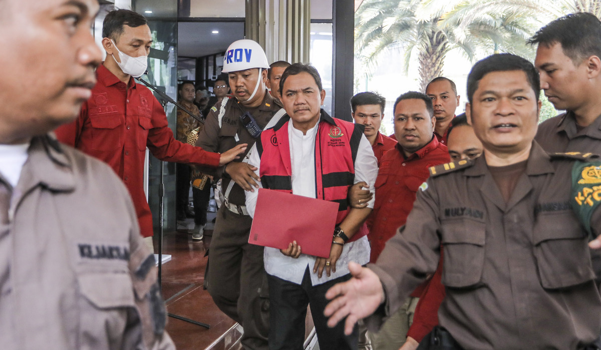 Anggota III Badan Pemeriksa Keuangan Republik Indonesia (BPK RI) Achsanul Qosasi (tengah).