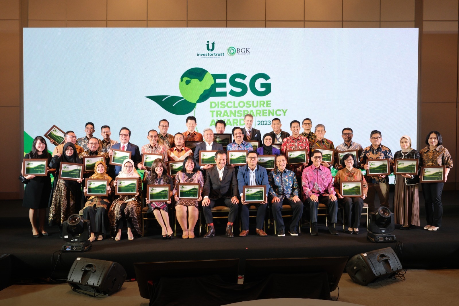 Peruri meraih penghargaan ESG Disclosure Transparency Award 2023 kategori CCC 