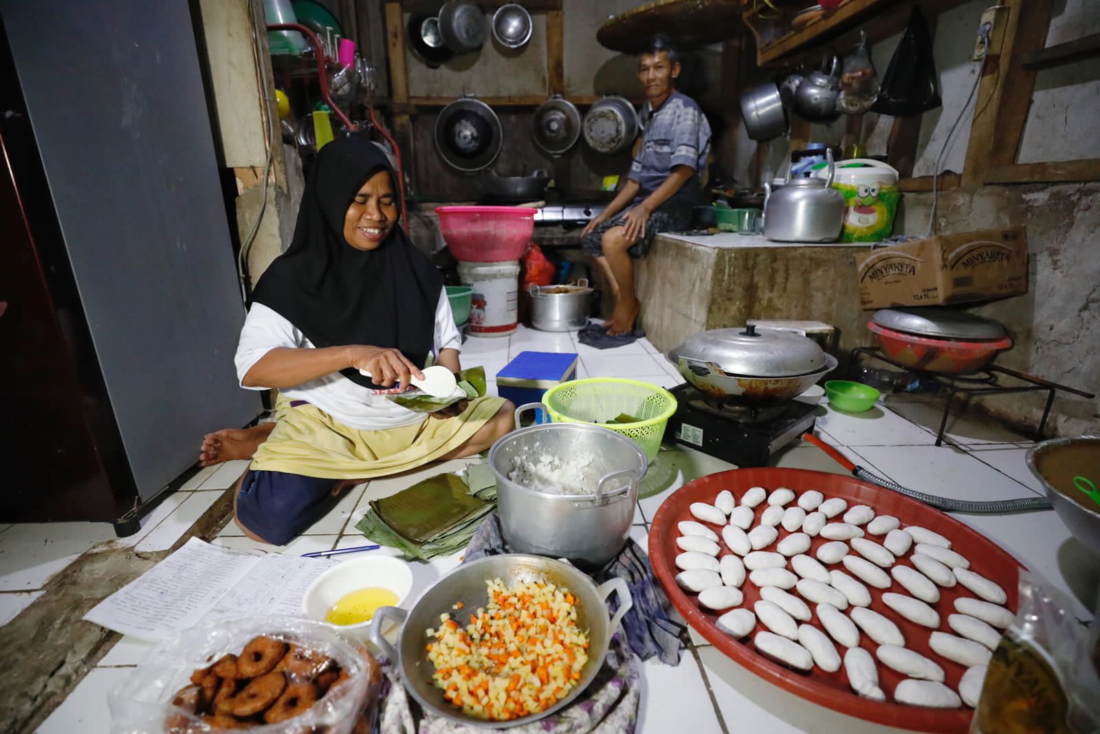 Warga memproduksi kue-jajanan tradisional