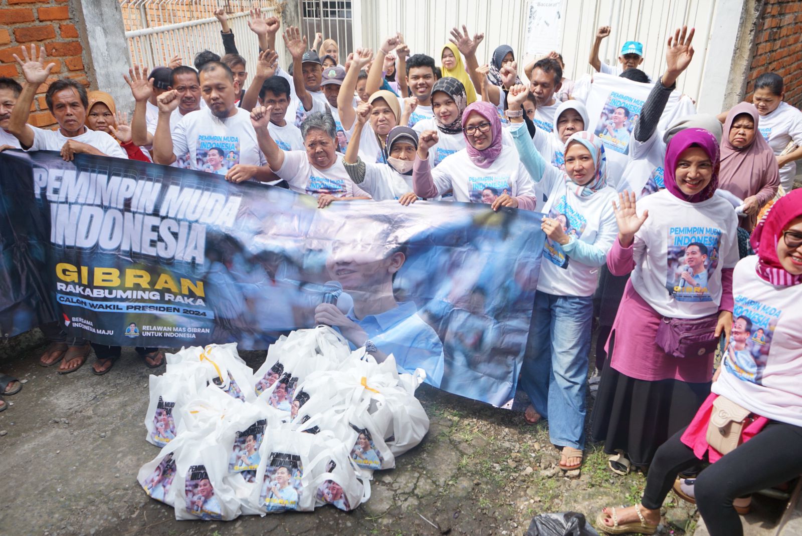 Relawan Mas Gibran menggelar kegiatan pembagian sembako kepada warga di Kota Sukabumi, Jawa Barat.
