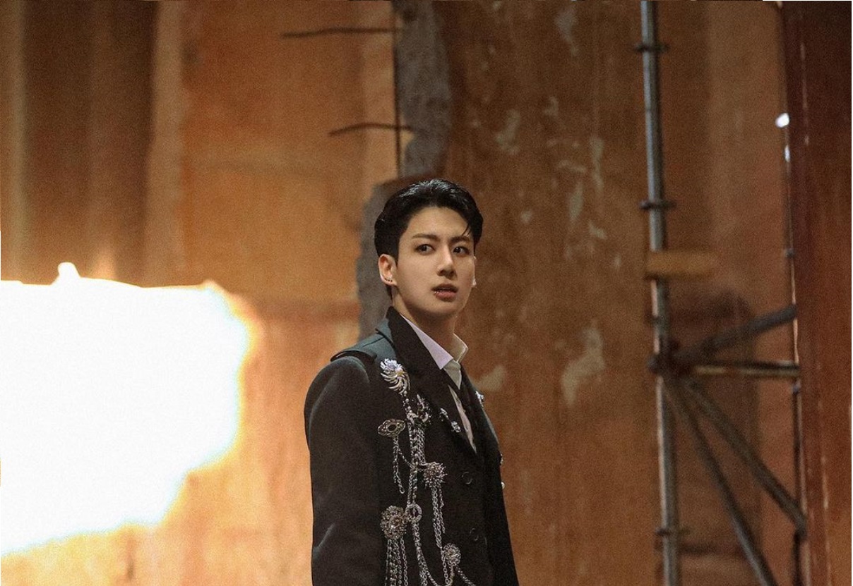 Jungkook dalam MV Photo lagu Standing Next to You.