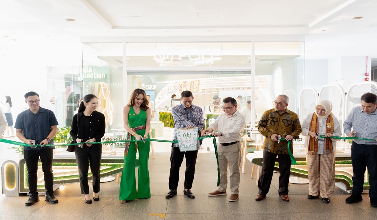 Peresmian gerai Fore Coffee di Singapura