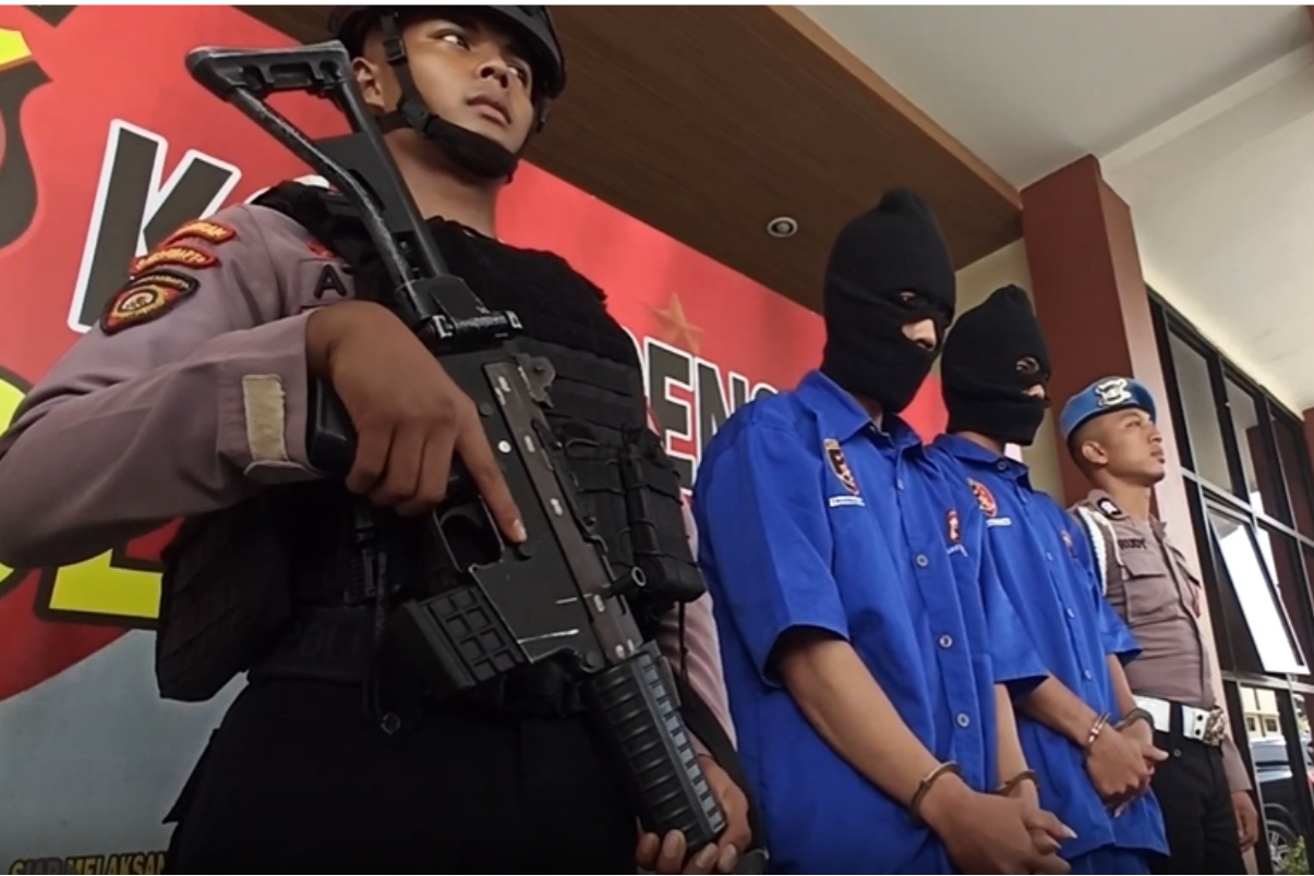 Dua pelaku pencurian di minimarket Temanggung, Jawa Tengah, terancam hukuman 5 tahun penjara.