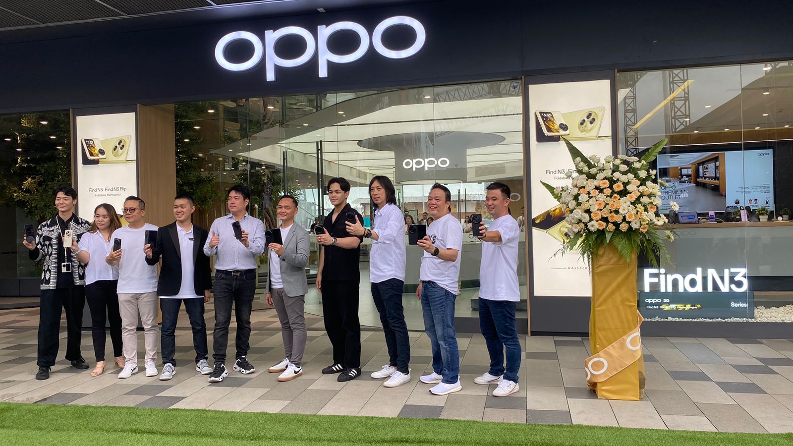 OPPO Indonesia membuka premium outlet terbarunya di kawasan  Pantai Indah Kapuk (PIK) 2, Jakarta Utara, Sabtu (25/11).