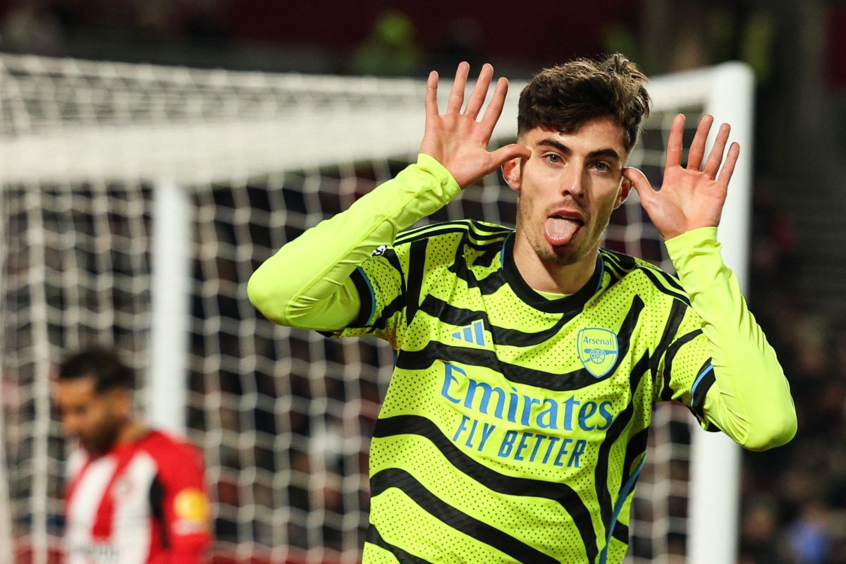 Pemain Arsenal Kai Havertz berselbrasi usai mencetak gol ke gawang Brentford.