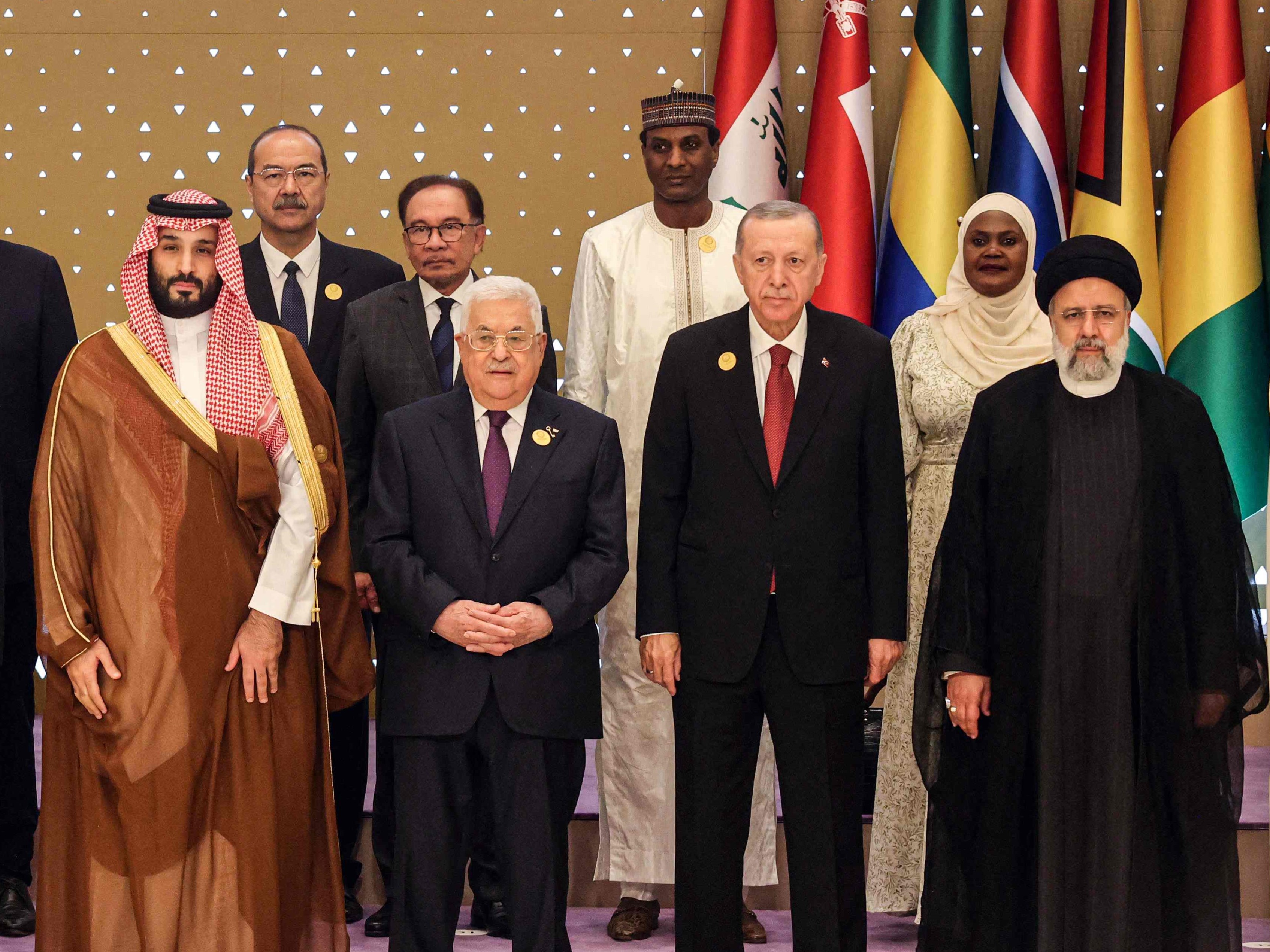 Presiden Iran Raisi tidak Hadir pada Pertemuan dengan Erdogan