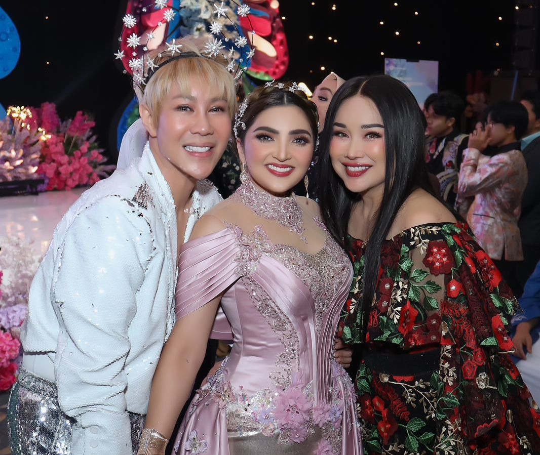 Penyanyi Ashanty (tengah) bersama Hans Huang (kiri). 