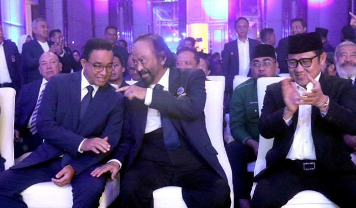 Ketum Partai NasDem Surya Paloh (tengah) berbincang bersama capres Anies Baswedan (kiri) dan cawapres Muhaimin Iskandar 