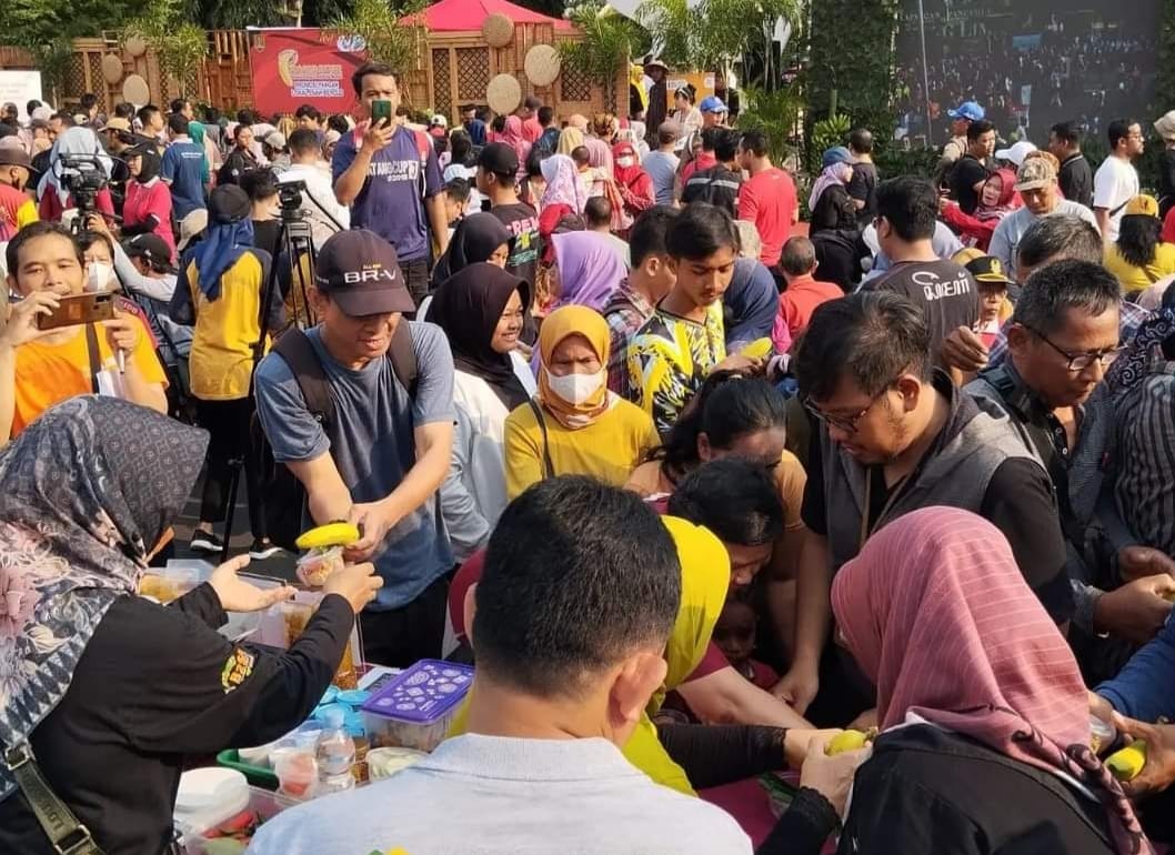 Festival Pisang Legi di Simpang Lima Kota Semarang dikunjungi ribuan orang, Minggu (12/11)