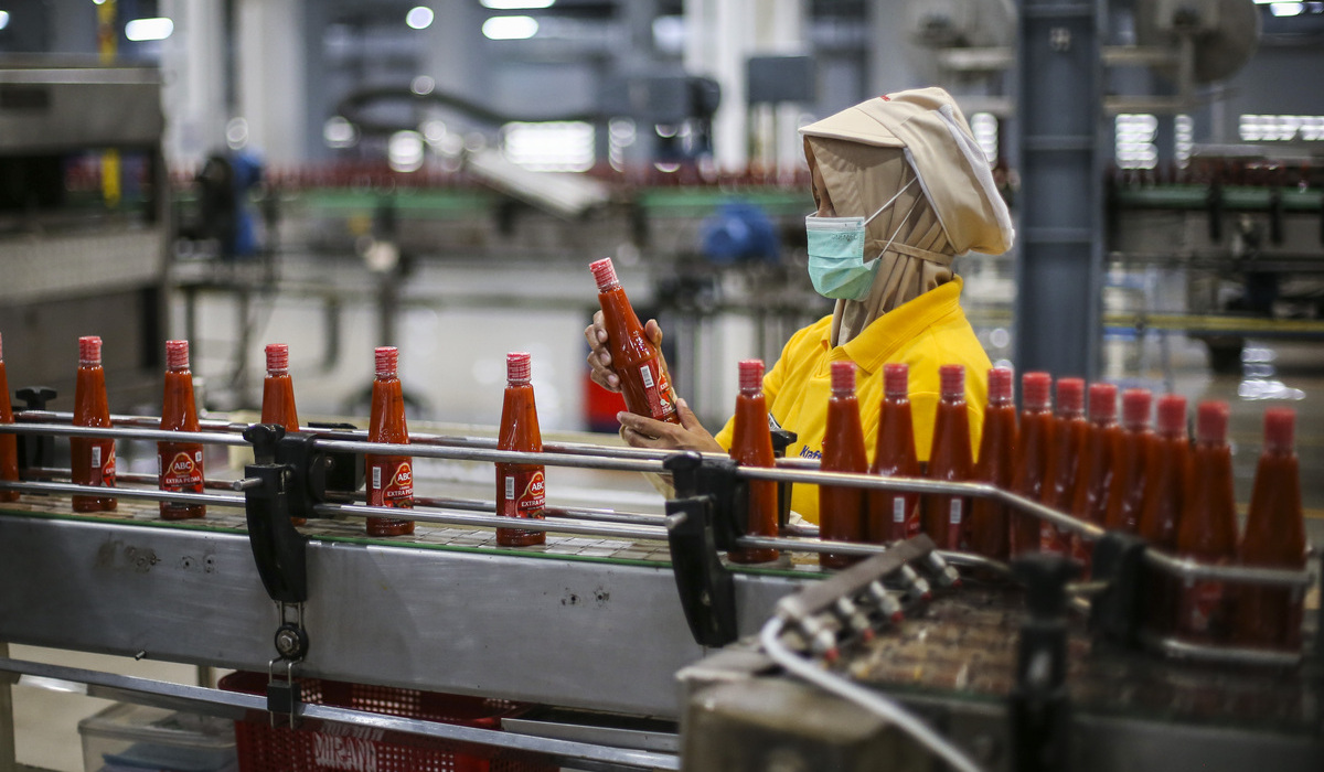 Pekerja mengawasi proses produksi di Pabrik PT Heinz ABC Indonesia, Karawang, Jawa Barat.