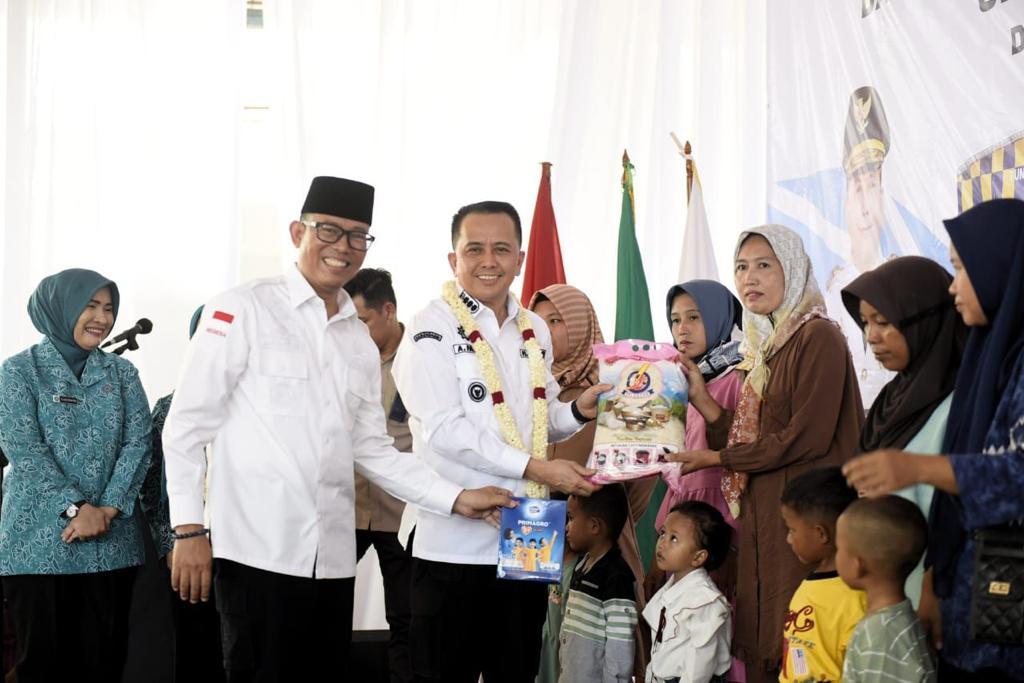 Pj Gubernur Sumsel Agus Fatoni memberikan bantuan makanan untuk mengatasi permasalahan tengkes di Ogan Komering Ulu, Rabu (8/11).