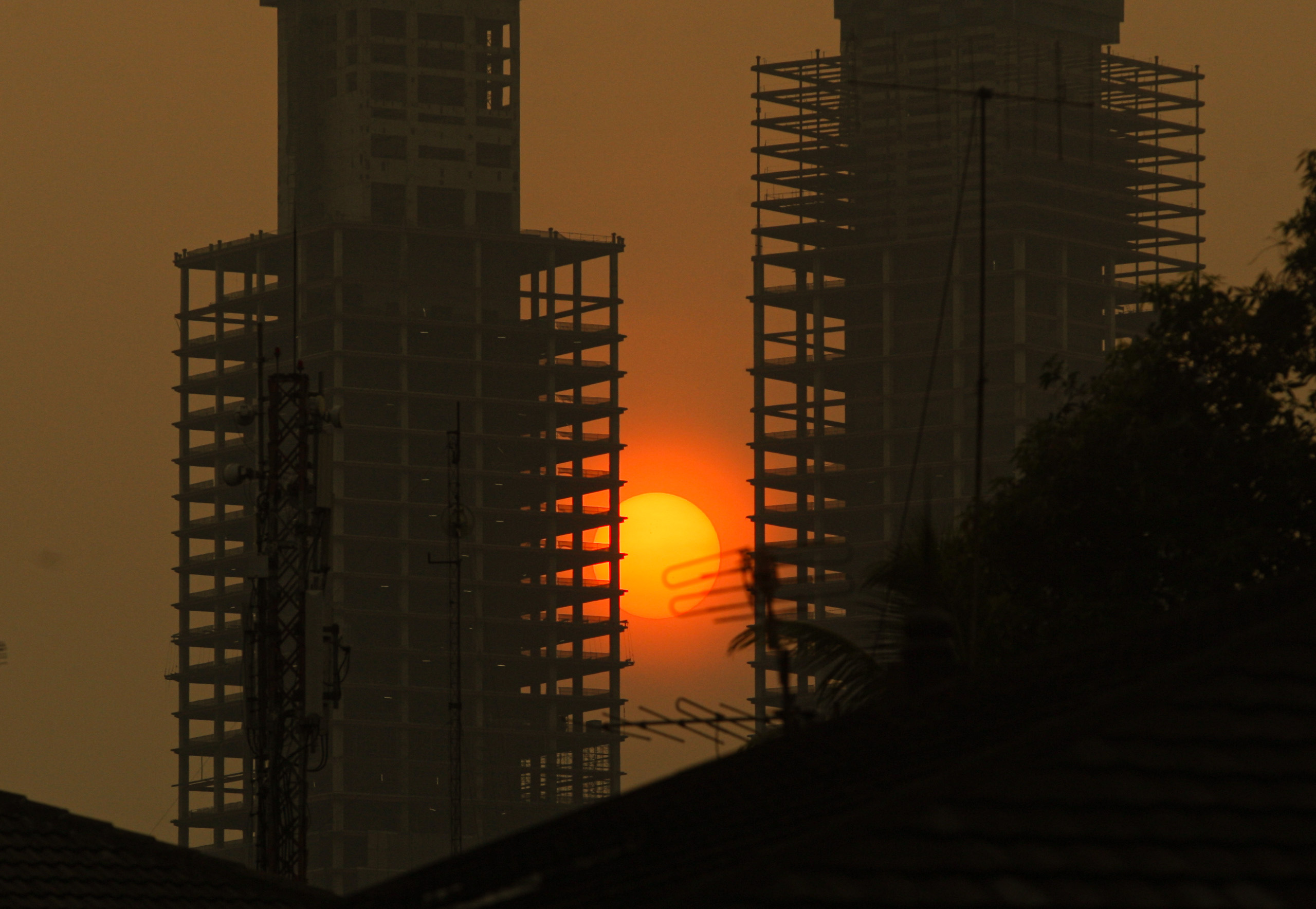 Siluet pembangunan gedung pencakar langit di Jakarta, Selasa (03/10/2023).