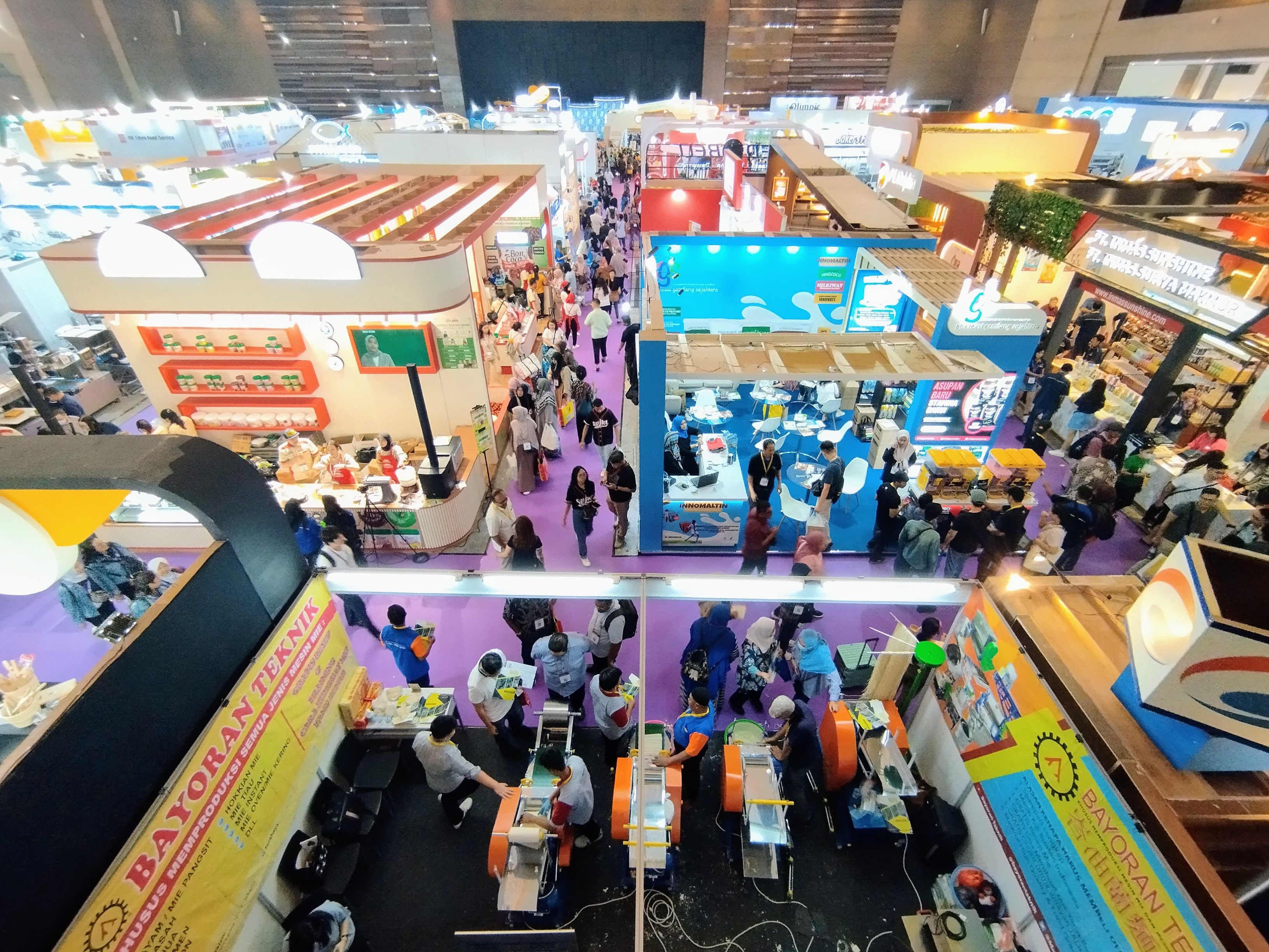 Masyarakat mengunjungi pameran industri makanan, minuman, jasa boga, hotel, restoran dan cafe, serta bakery, The Global Food Marketplace