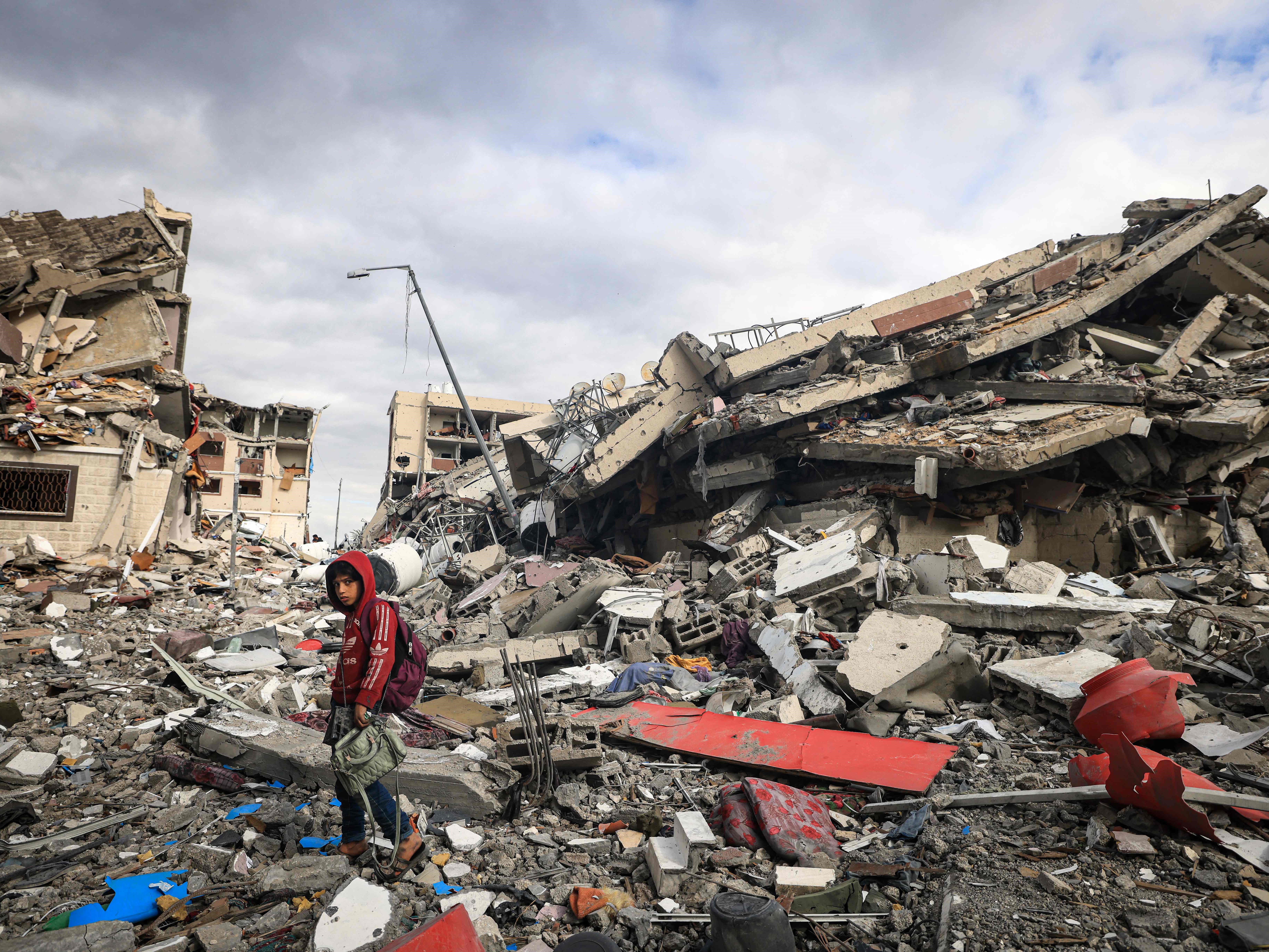 Warga Palestina memeriksa kehancuran akibat serangan Israel di Wadi Gaza, Jalur Gaza tengah, pada 28 November 2023.