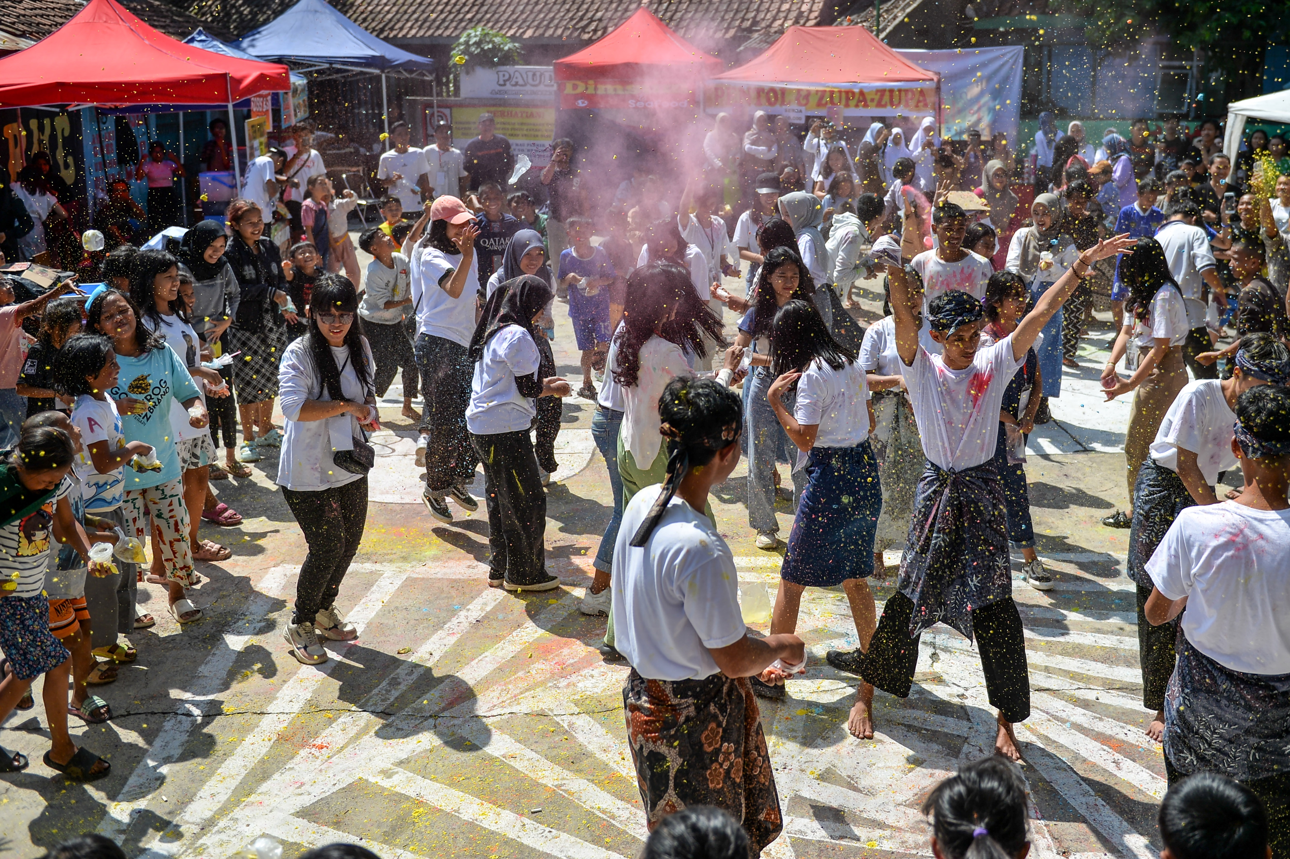 Anak-anak di Bandung tengah bermain
