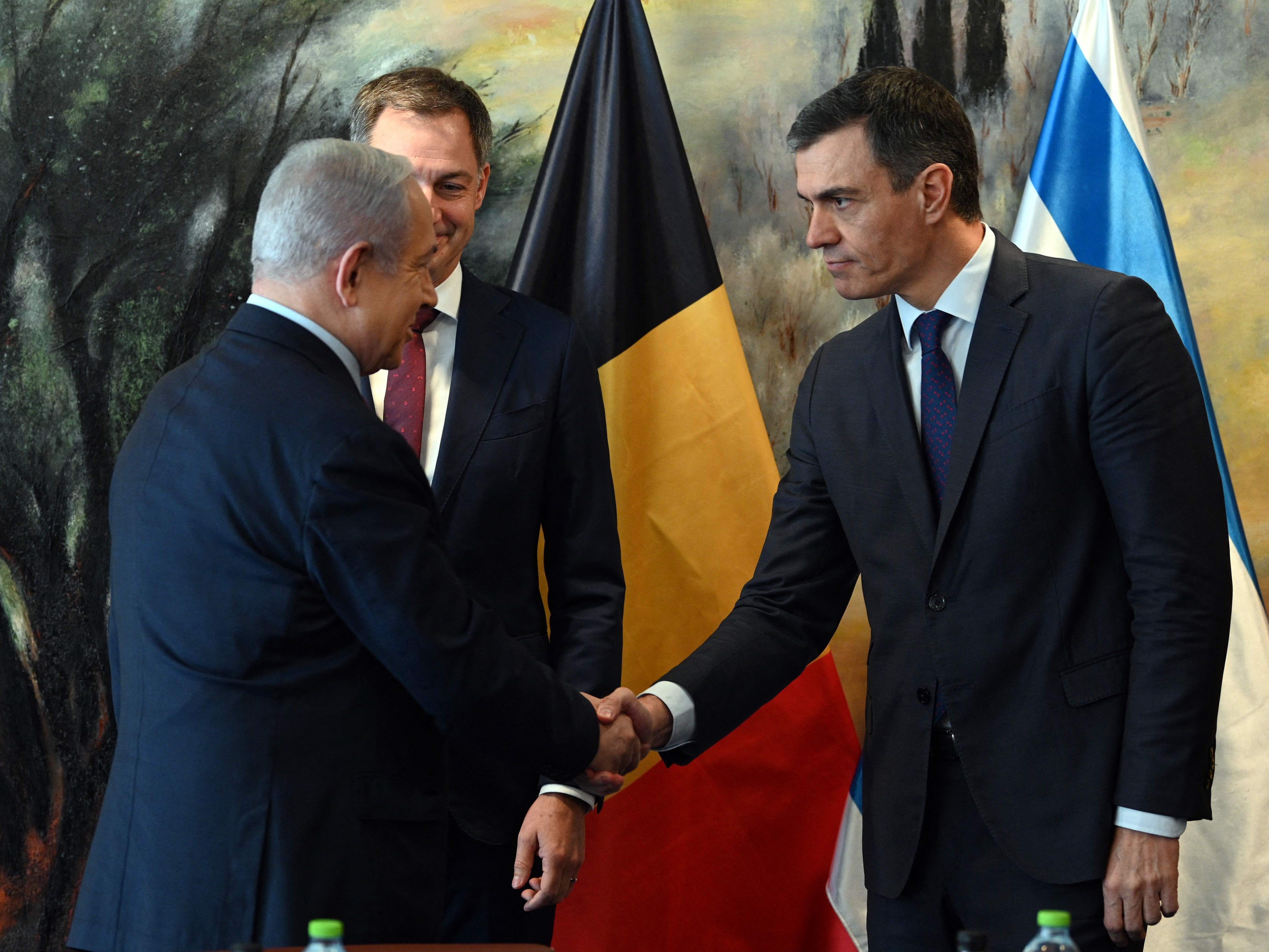 Perdana Menteri Israel Benjamin Netanyahu (kiri) berjabat tangan dengan Perdana Menteri Spanyol Pedro Sanchez (kanan).