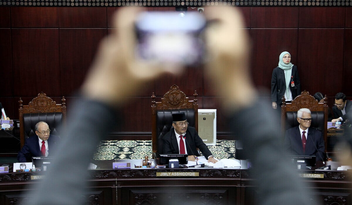 Para anggota MKMK membacakan putusan soal pelanggaran kode etik hakim MK, di gedung MK, Jakarta, Selasa, 7 November 2023.