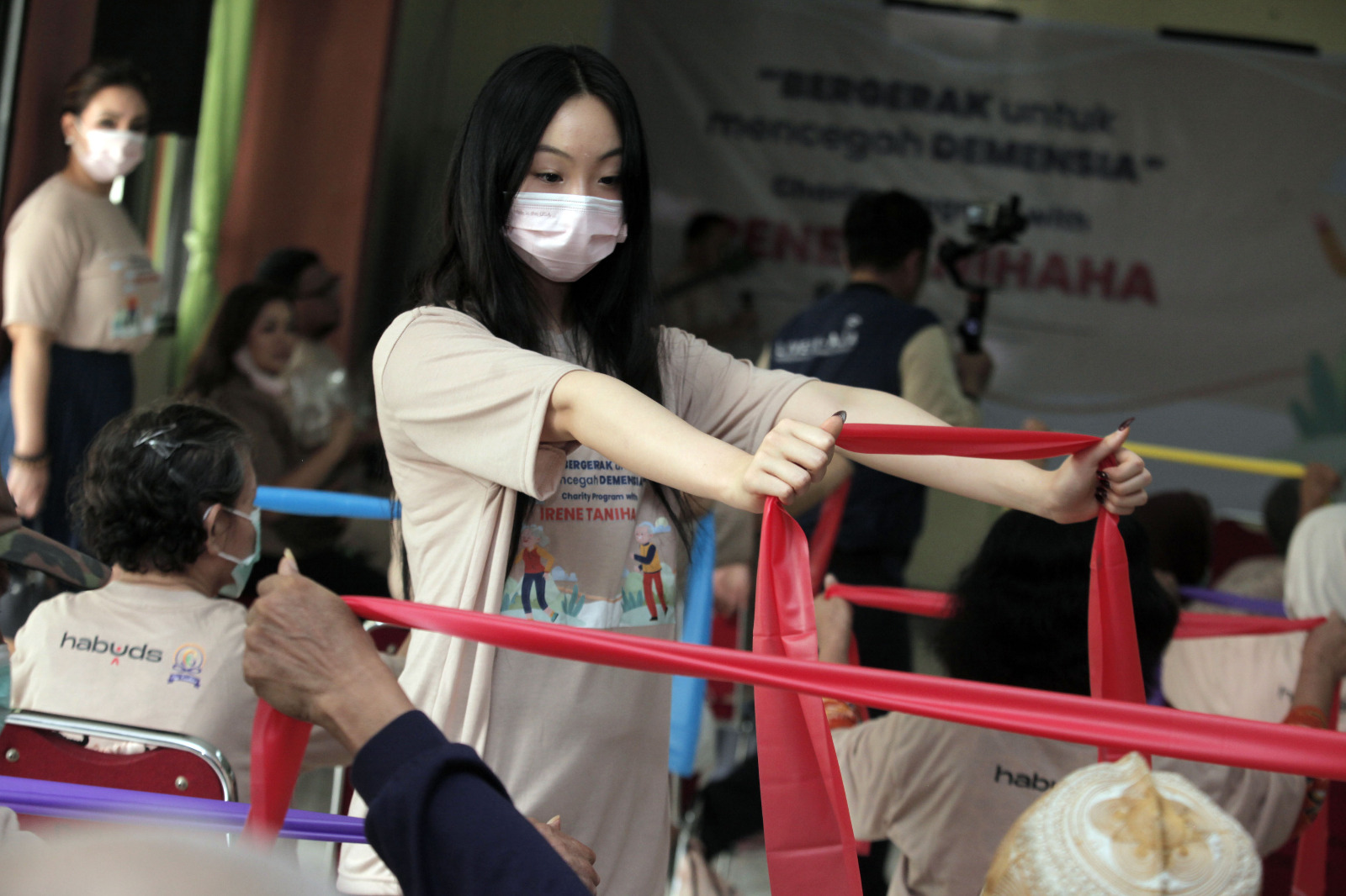 Penggagas aplikasi kesehatan Habuds, Irene Tanihaha, mengampanyekan pola hidup sehat melalui senam demensia bersama warga lansia.
