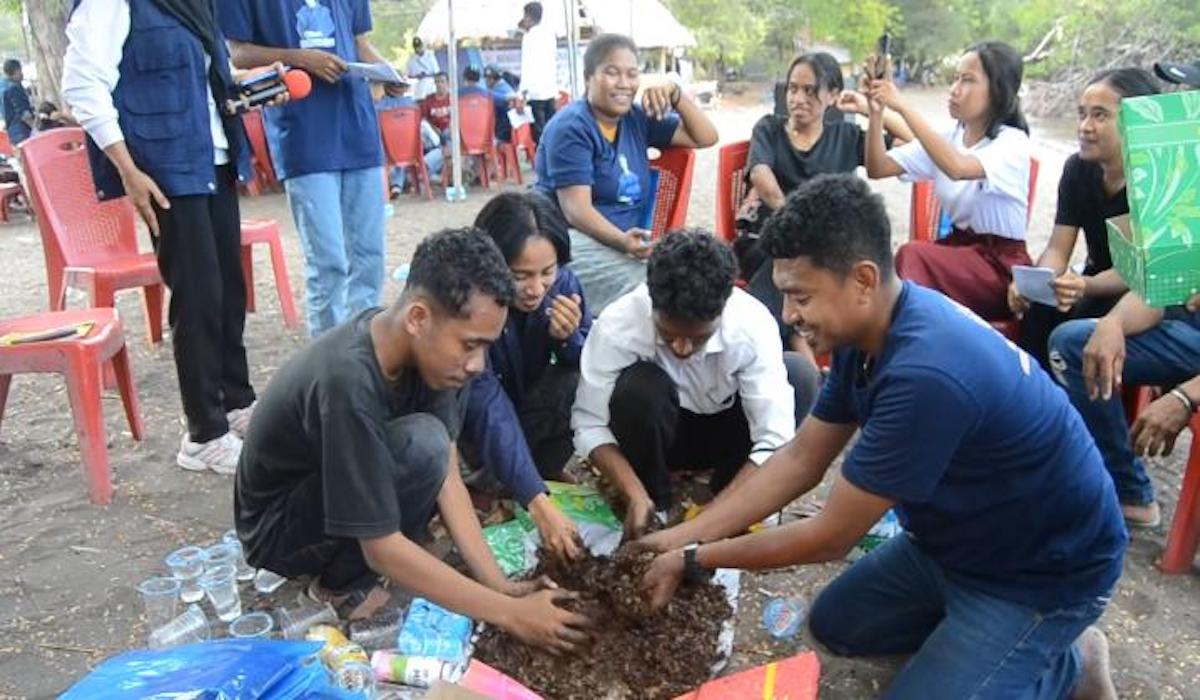 Politisi NasDem Gelar Bimtek Pengolahan Sampah di Spot Wisata Weru Beach