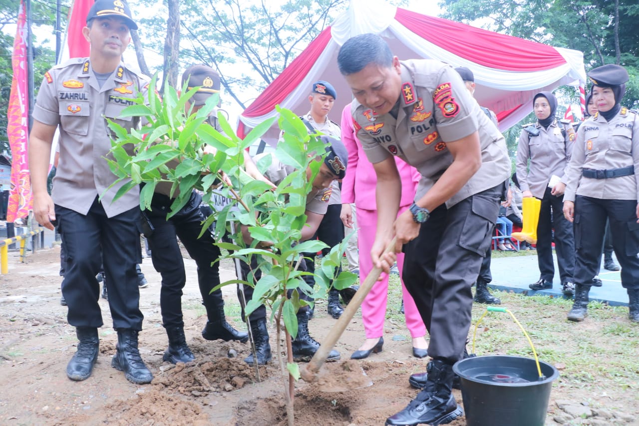 Penanaman pohon dilakukan polisi di sejumlah daerah