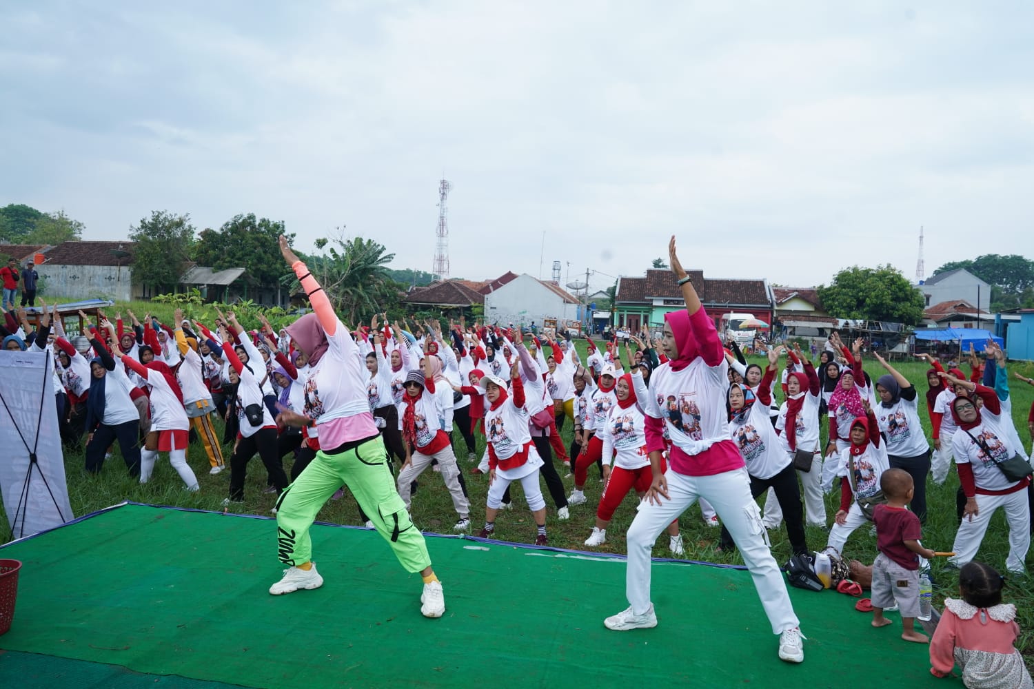 Ratusan warga mengikuti acara Senam Sehat Bersama yang diselenggarakan oleh relawan Kawan Juang GP pada Sabtu pagi (25/11).