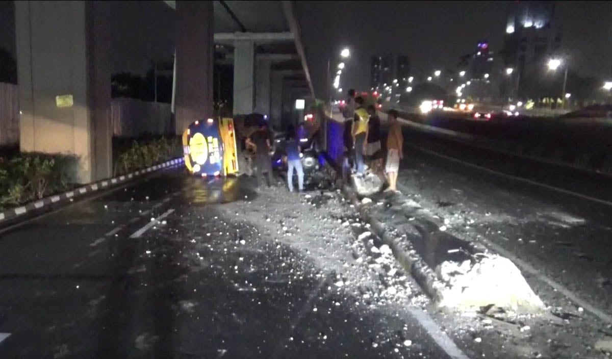 Sebuah truk tangki air terguling akibat menabrak pembatas jalan arah Tebet menuju Pancoran setelah menghindari tabrakan dengan motor.