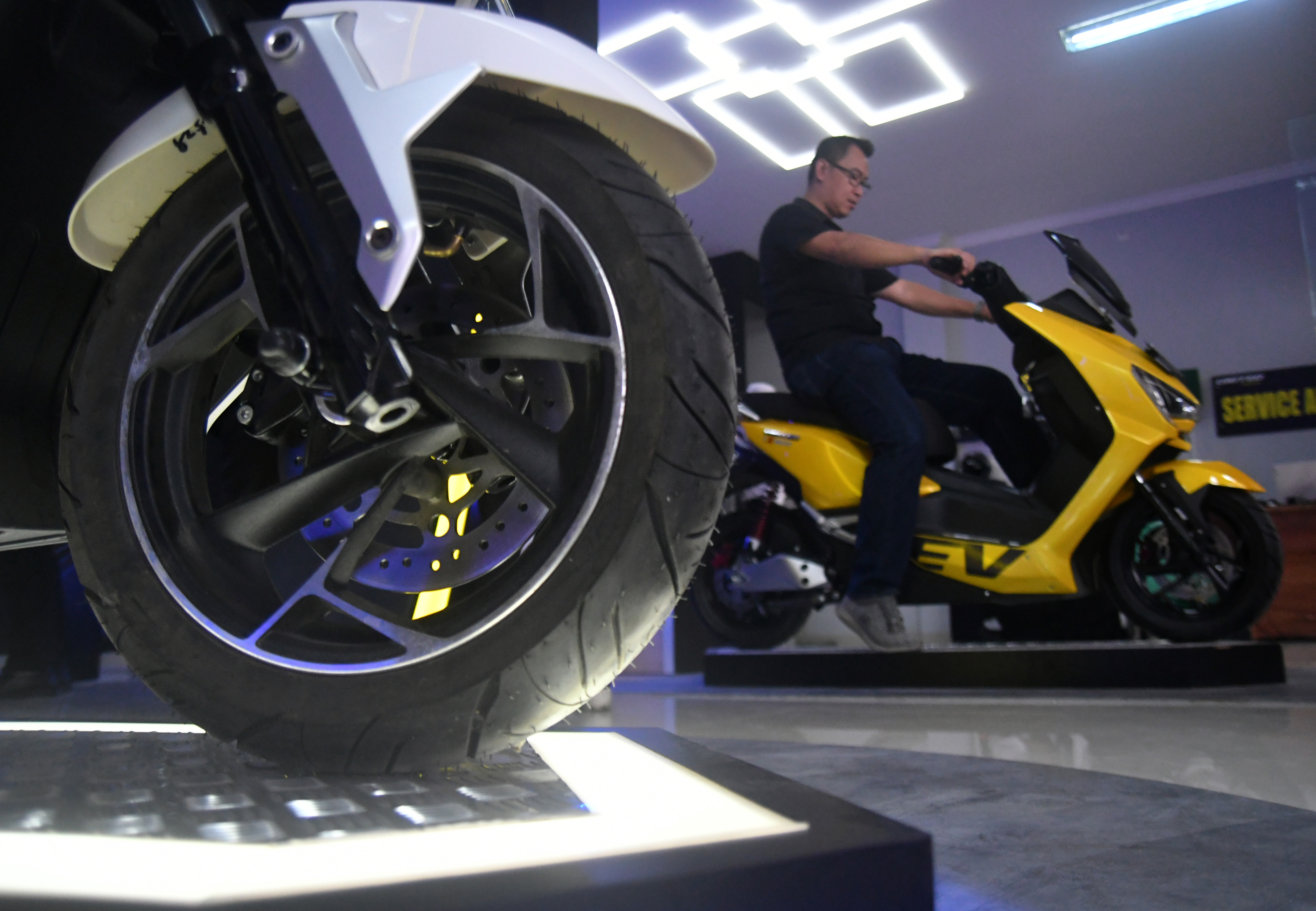  Pengunjung mencoba naik sepeda motor listrik