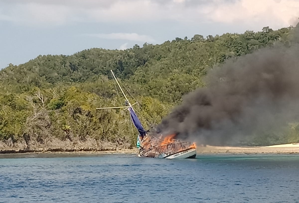 KM Pinisi Indosiren yang terbakar di perairan Raja Ampat.