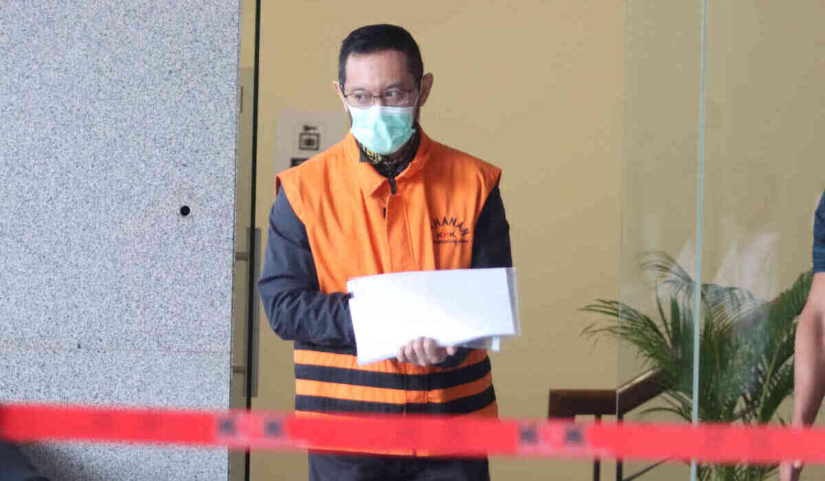 Tersangka Andhi Pramono (rompi tahanan) menjalani pemeriksaan di Gedung Merah Putih KPK, Jakarta.