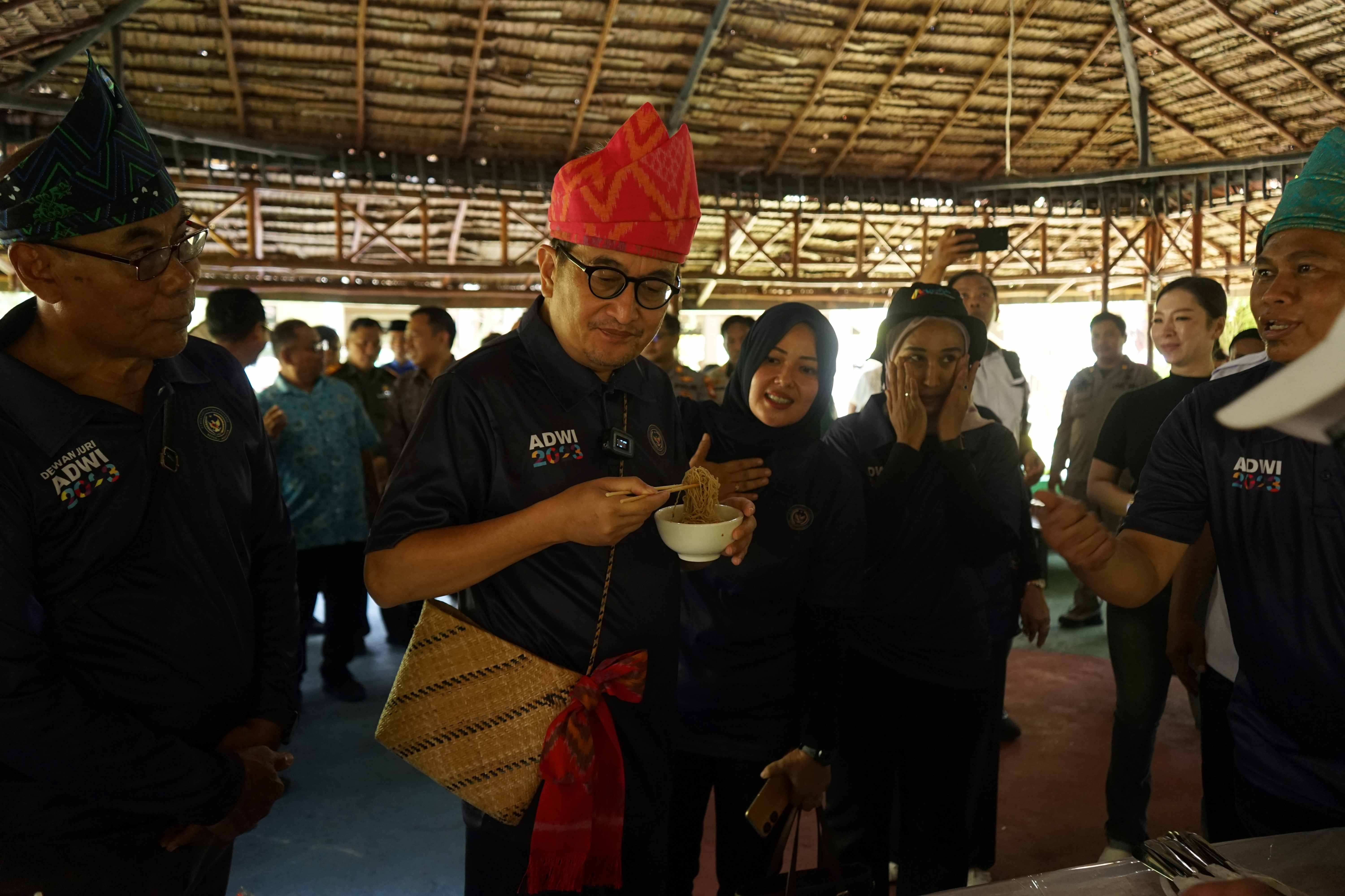 Direktur Tata Kelola Destinasi dan Pariwisata Berkelanjutan Kemenparekraf Indra Ni Tua mengunjungi Desa Wisata Jeruju Besar di Kalbar.