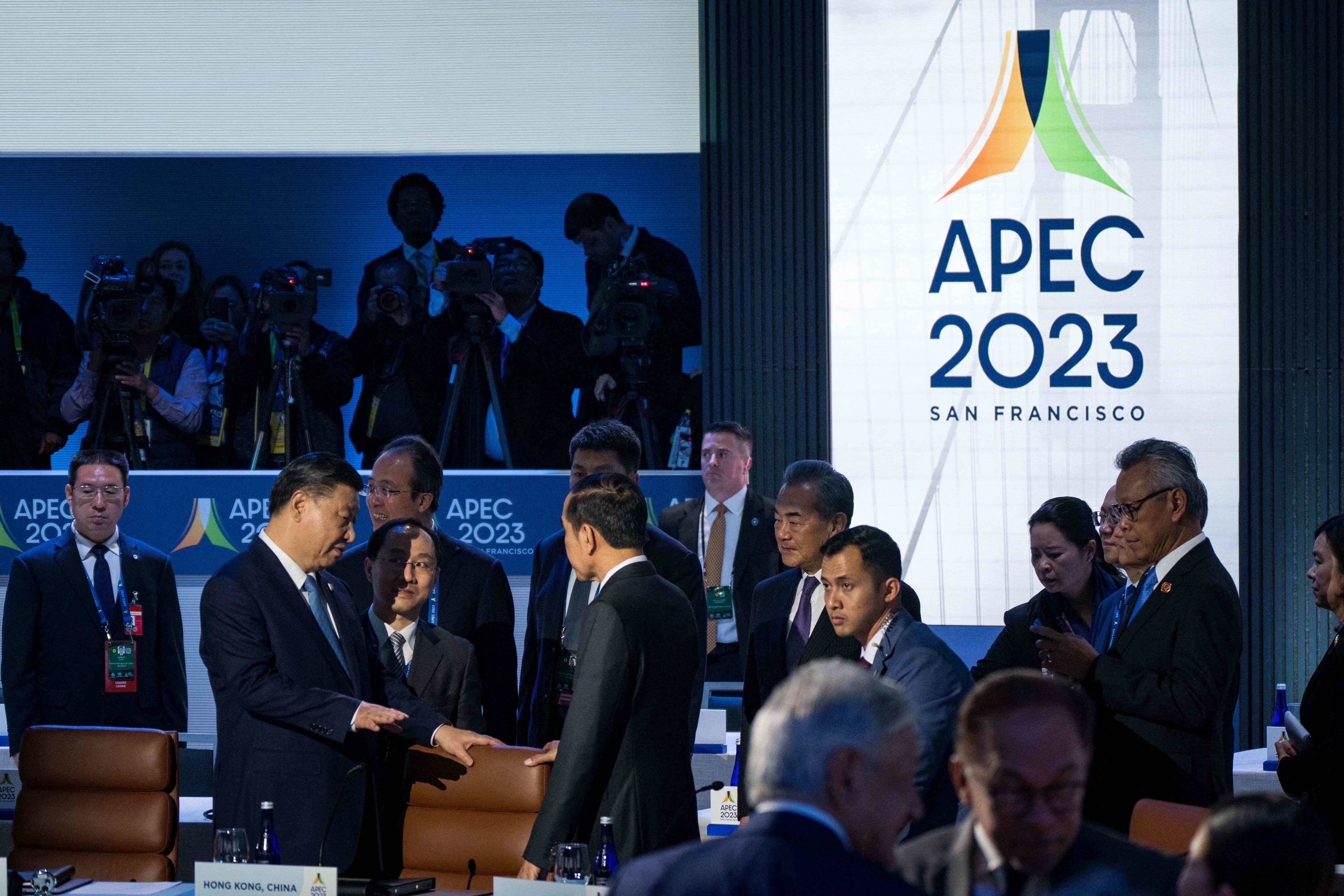 Presiden Tiongkok Xi Jinping berbicara dengan Presiden Joko Widodo saat penutupan KTT APEC di AS, Sabtu (17/11).