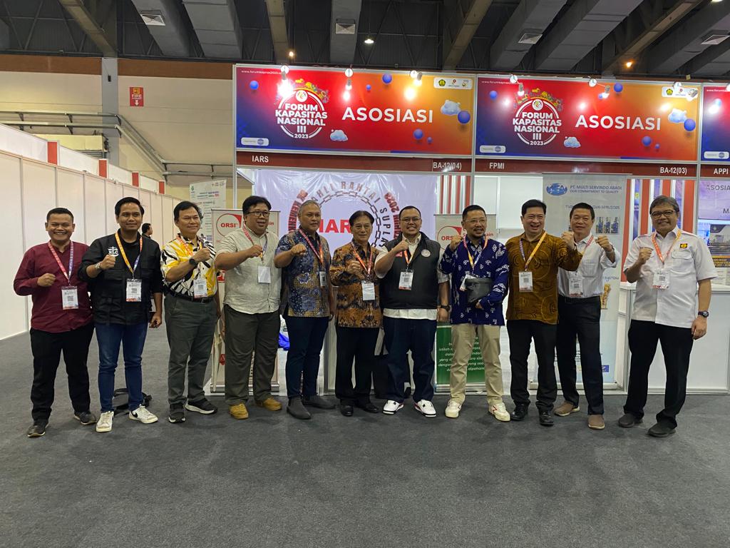 Sebagian pengurus  Ikatan Ahli Rantai Suplai Indonesia (IARSI) dalam acara Forum Kapasitas Nasional Tahun 2023