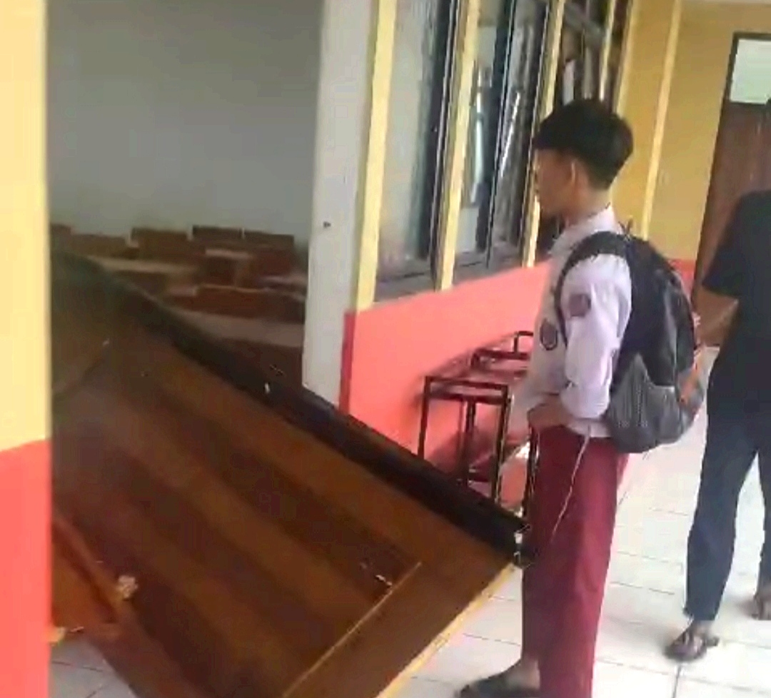Pintu salah satu kelas di SD Baros Mandiri 3 Cimahi jebol karena angin kencang