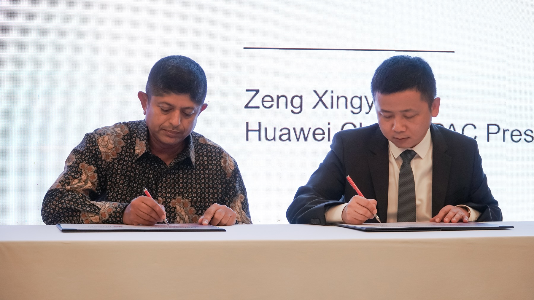 Bharat Alva, Direktur IT Telkomsel (kiri) dan James Tan, Vice President of Solution Sales Huawei