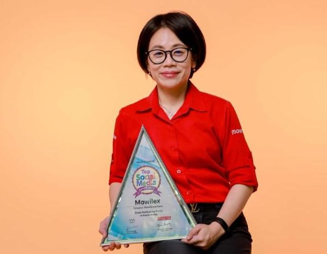 Anna Yesito Wibowo, Direktur Marketing PT Mowilex Indonesia, memegang penghargaan TOP Social Media Award 2023.
