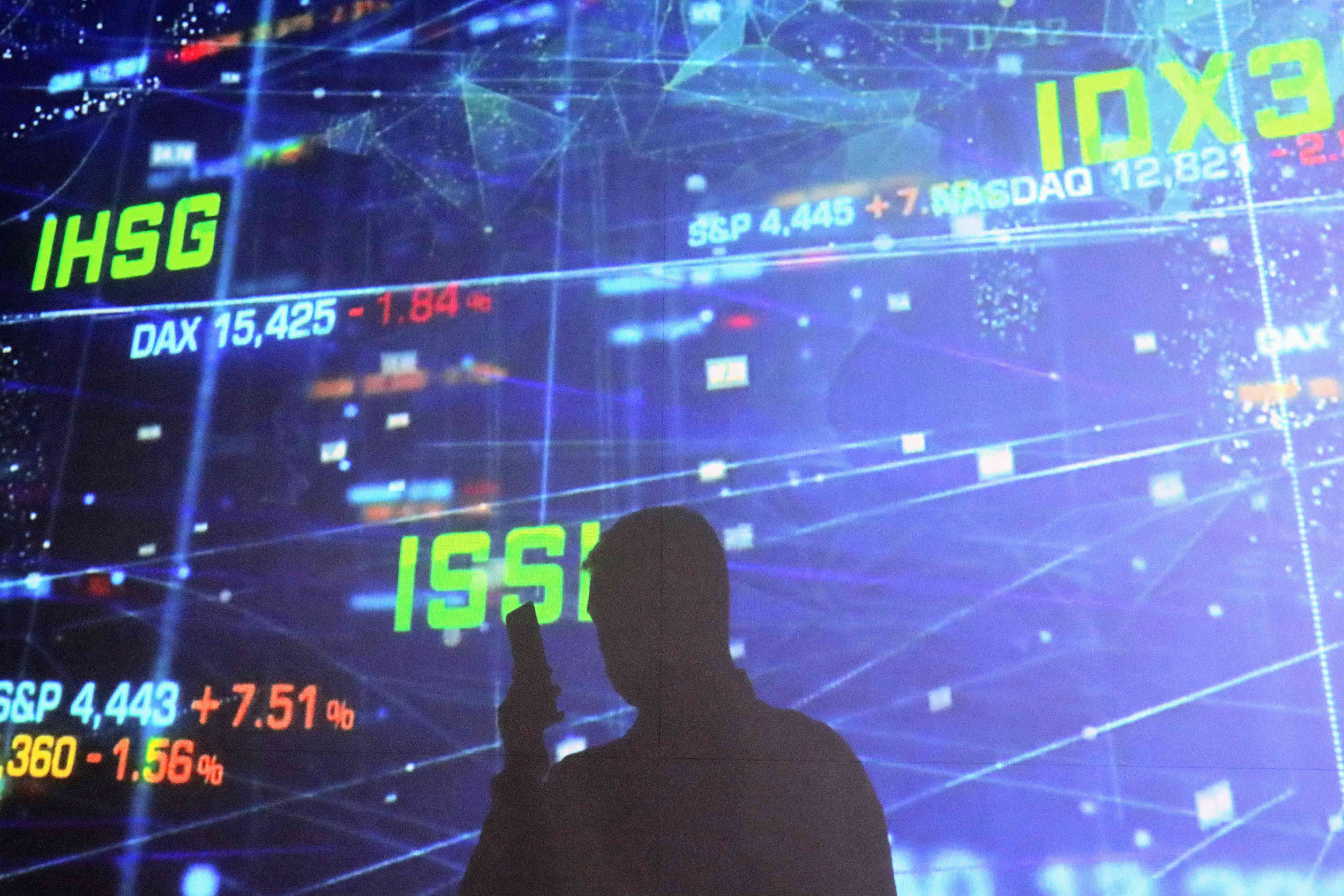 Layar informasi pergerakan Indeks Harga Saham Gabungan (IHSG) di Bursa Efek Indonesia, Jakarta, Kamis (12/10).