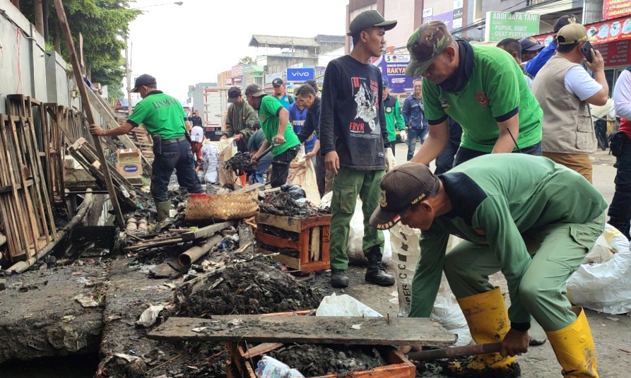 Cegah Banjir, Warga Lembang Gotong Royong Normalisasi Drainase