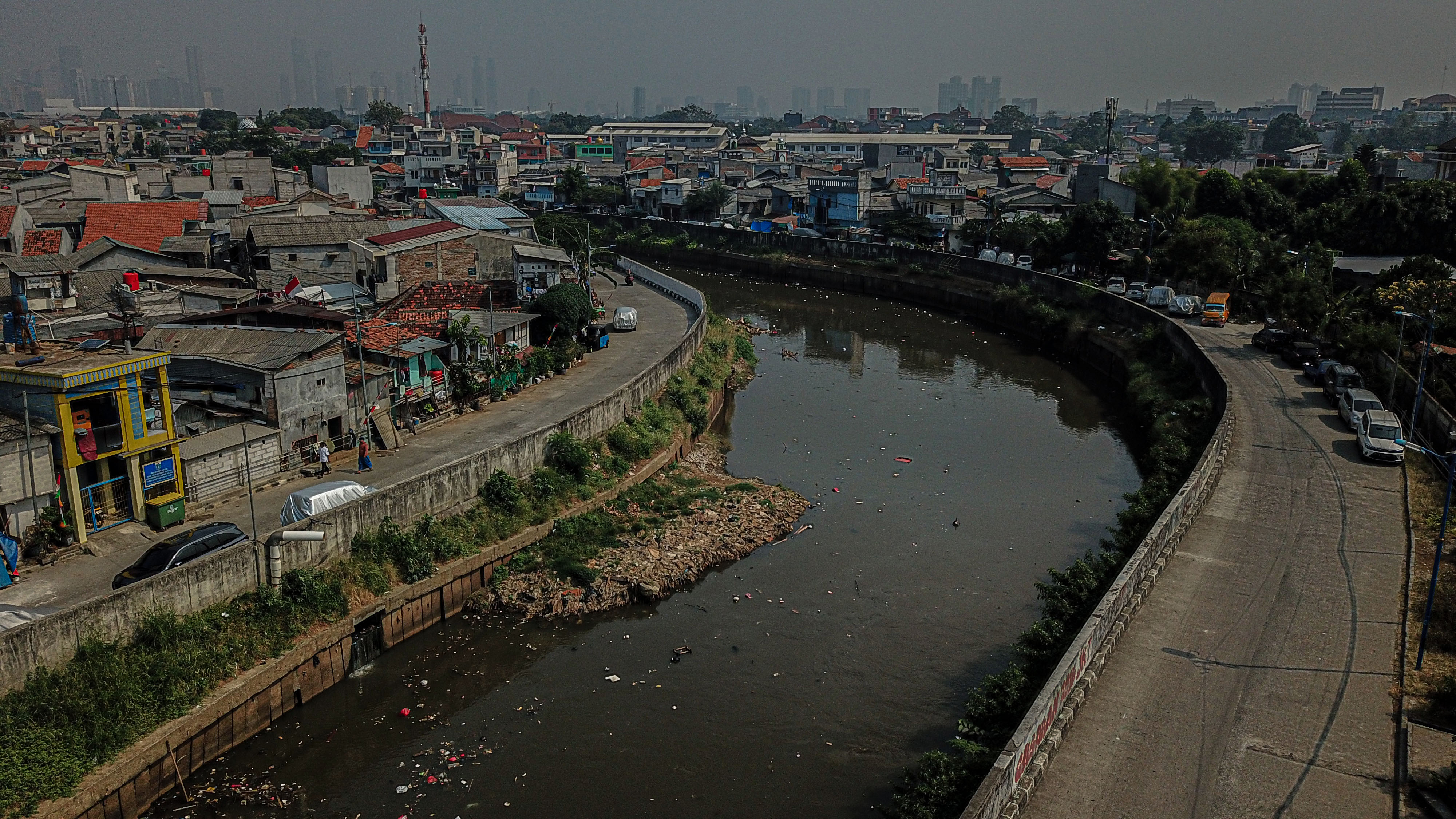 Aliran Kali Ciliwung Membelah Jakarta.