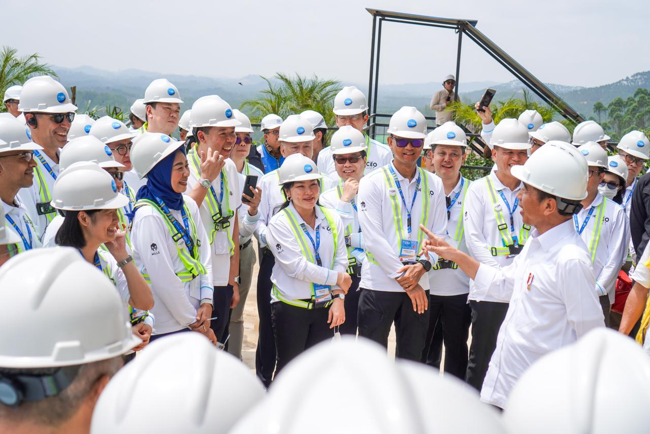 Presiden Jokowi berbicara dengan 100 CEO di kawasan IKN, Penajam Paser Utara, Kaltim, Kamis (2/11). 
